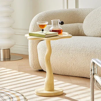 Приставной столик с французскими лепестками журнальный столик в гостиной в винтажном стиле угловой диван в нескольких спальнях итальянский кремовый столик